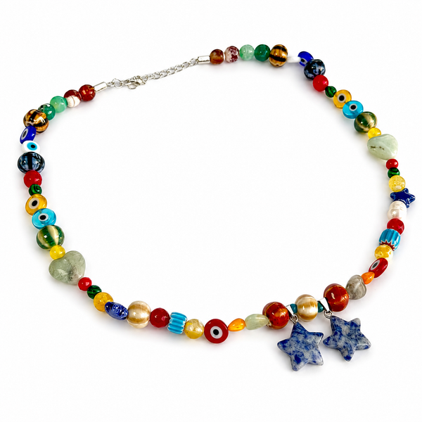 Collar Origen de cuentas multicolor con estrellas azules y corazones verdes sobre fondo blanco