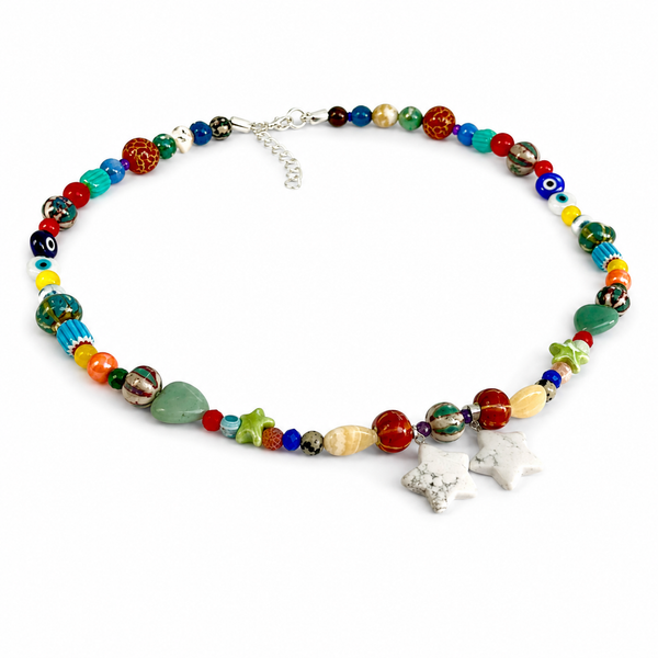 Collar Polar de cuentas multicolor con dos estrellas blancas y corazones verdes sobre fondo blanco