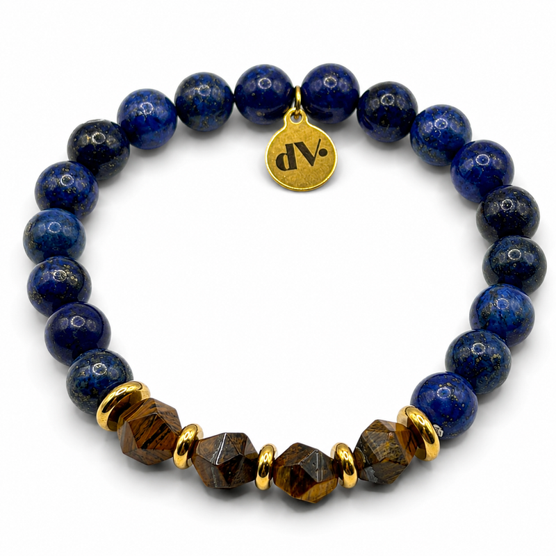 Pulsera de lapislázuli azul y ojo de tigre facetado con separadores dorados sobre fondo blanco