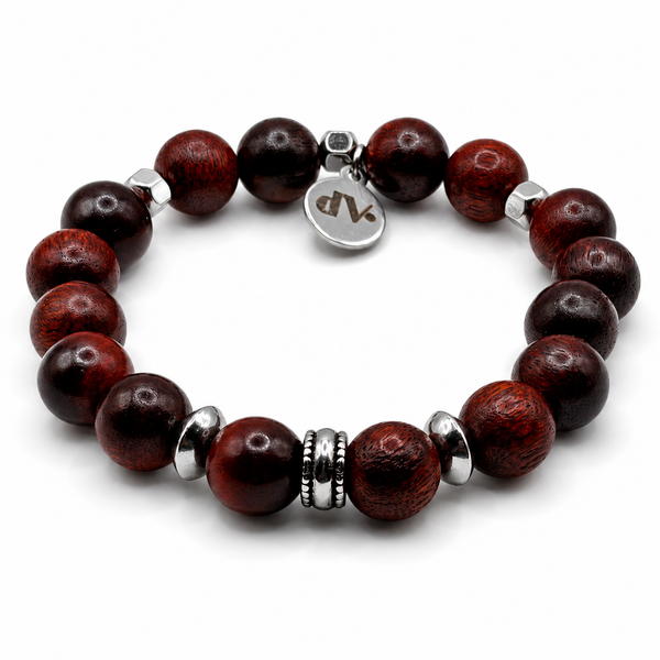 Pulsera de madera en tonos caoba con cuentas redondas y detalles de acero inoxidable plateado