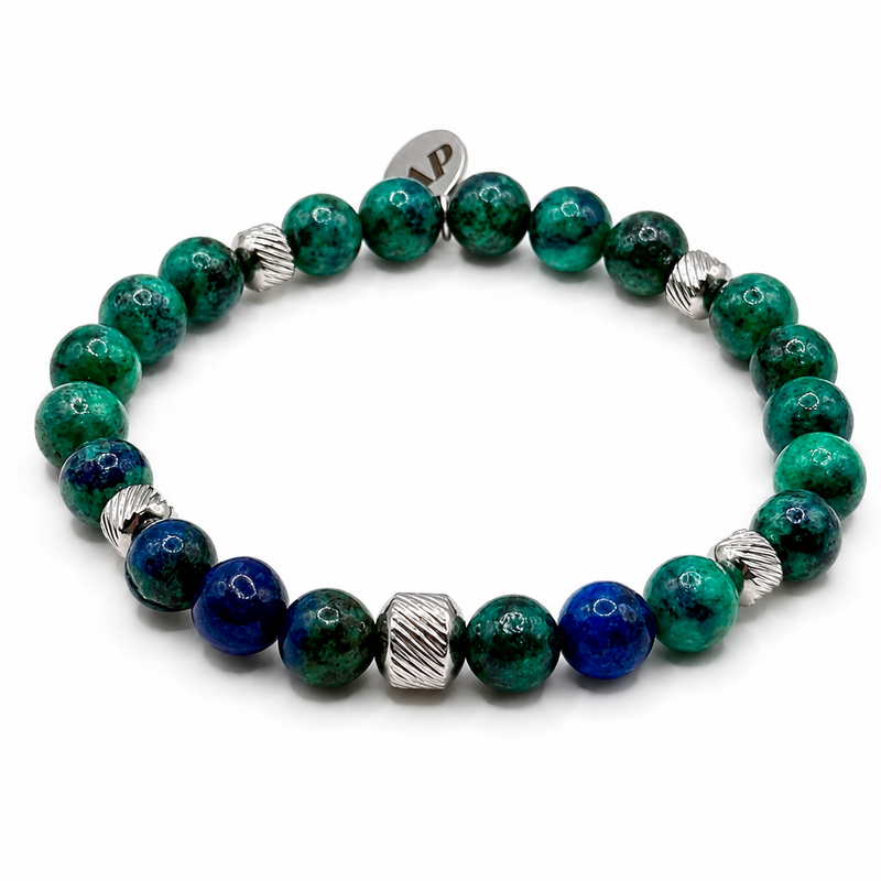Pulsera Atlántida con cuentas verdes y azules pulidas y detalles plateados sobre fondo blanco